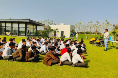 Students of Pragya High School visited SS Bagh Farm, where they learned about natural farming, Miyawaki forest, horticulture tools and kitchen gardening.